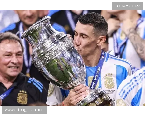 安赫尔·迪马利亚重返本菲卡完成生涯回归